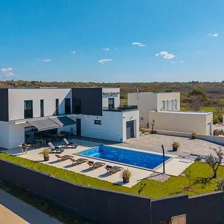 Paola In Majmajola - Haus Fuer 6 Personen * Vodnjan